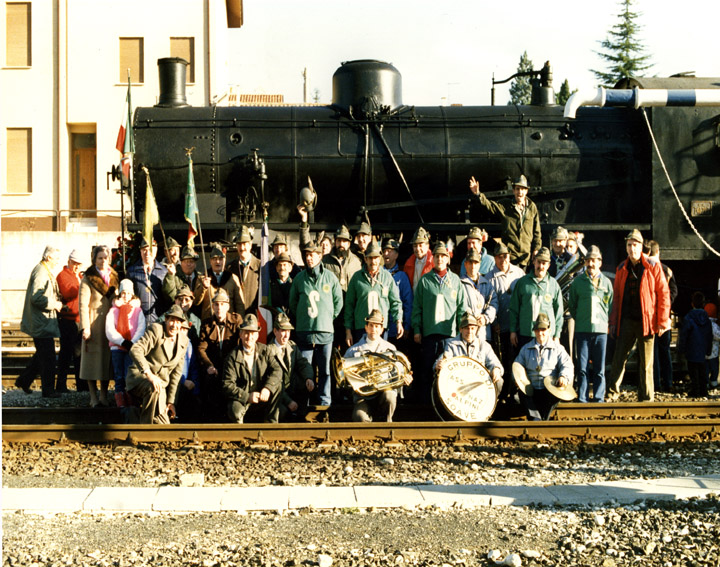 Il_Gruppo_davanti_al_treno_1988